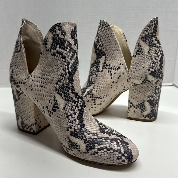 Steve Madden Rookie Bootie High Heeled Ankle Boots Natural Vegan Snake Print 9 - Picture 6 of 12